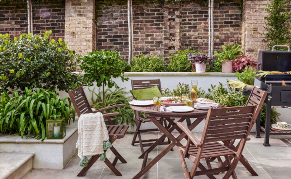 Taman dengan area barbekyu dan kursi santai